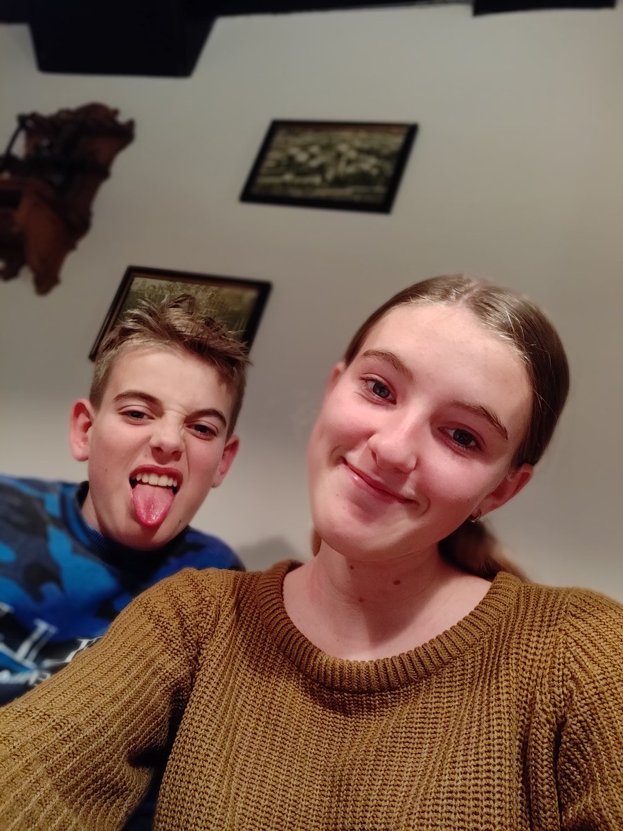 MHeerkens's tweet photo. OK mijn telefoon laat ik dus niet meer liggen bij deze twee #teens #stupidme https://t.co/7iSkElXFqq