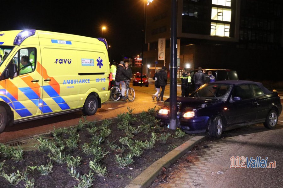 Automobilist (16) verliest macht over het stuur en ramt paal op rotonde in #Veenendaal. 112Vallei.