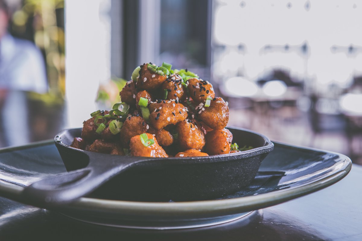 OceanBlueUtica's tweet photo. Start your weekend off with a bang! #happyhour #bangbangcauliflower https://t.co/s70kwEW81d
