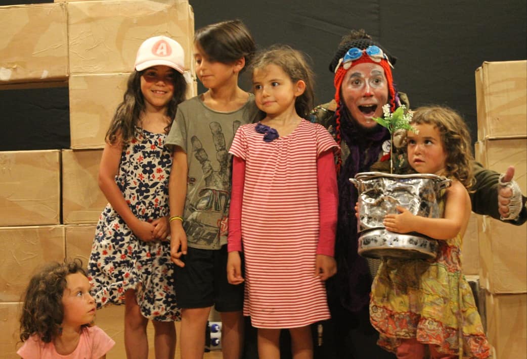 ¡Gracias Pucón! 💙🌎🌱 hermoso sur #Risasdepapel cobró un sentido por la defensa y preservación de la naturaleza. Seguimos en gira, mañana en Valparaíso TeatroMuseo del Títere y el Payaso🤡💥 Gracias <a href="/culturas_cl/">Ministerio de las Culturas</a> Ko Panqui @ecole_pucón Fotos Daniela Jeldres