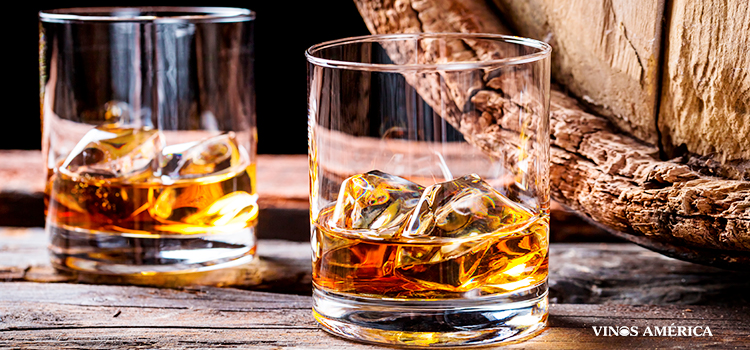 VinosAmerica's tweet image. ¿Whisky o whiskey? Hace un par de siglos, "whisky" hacía referencia a la bebida escocesa de baja calidad que el destilado de Irlanda y Estados Unidos, y se le denominó "whiskey" al proveniente de estos dos últimos países, por ser de mejor calidad. 🥃 #VinosAmérica