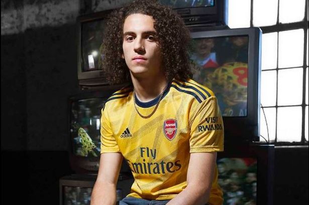 FrenchAFC's tweet photo. Les amis ! Nouvelle année, nouveau coach, nouveau style ! En parlant de style, il nous reste un maillot away (taille S uniquement !!) à vous faire gagner ! Grâce @adidasFR, vous pourrez commencer l'année avec classe ! 😎 🍌 #AFC #Goonerfamily https://t.co/SJ9cXO4KxM