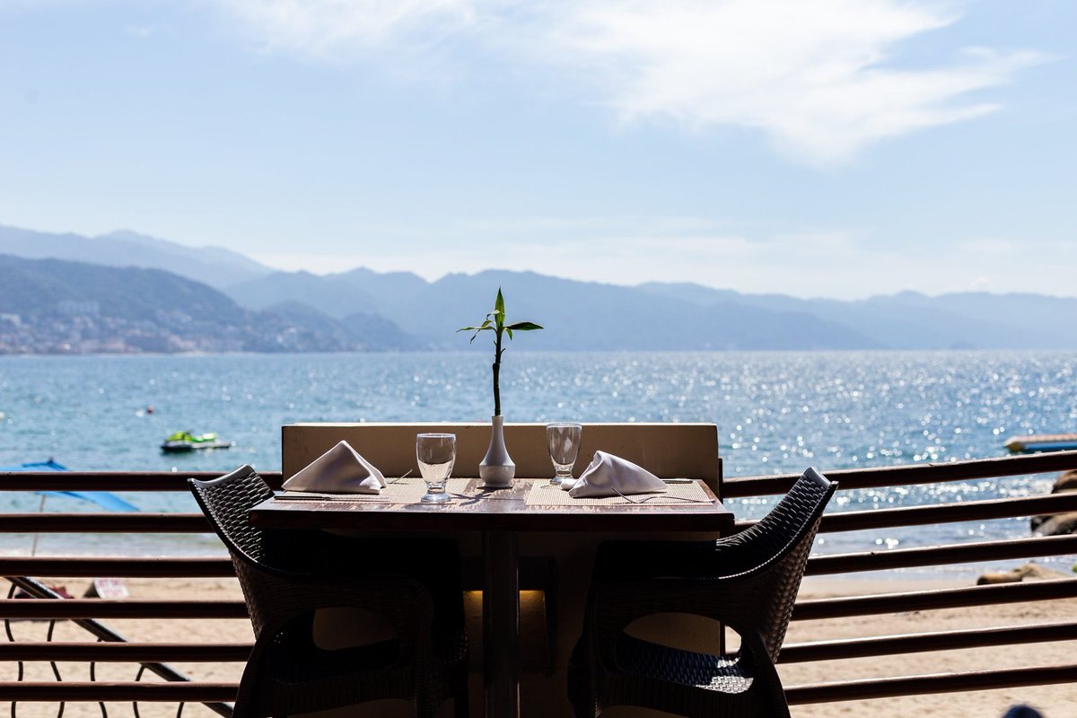 SunscapePVR's tweet image. ¡No hay nada mejor que disfrutar de deliciosos platillos con una vista al mar como esta! ☀🕶🌴 ¿Y adivina qué? ¡En nuestro restaurante World Café es posible! #SunscapeResorts #SunscapePuertoVallarta