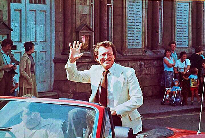 andylancelot's tweet photo. This is a bit random but cheered me up when I saw it - Johnny Briggs aka Mike Baldwin from Coronation Street doing a royal visit to Holywell, #Flintshire

@itvcorrie 👍 https://t.co/wC5zsdHL4r