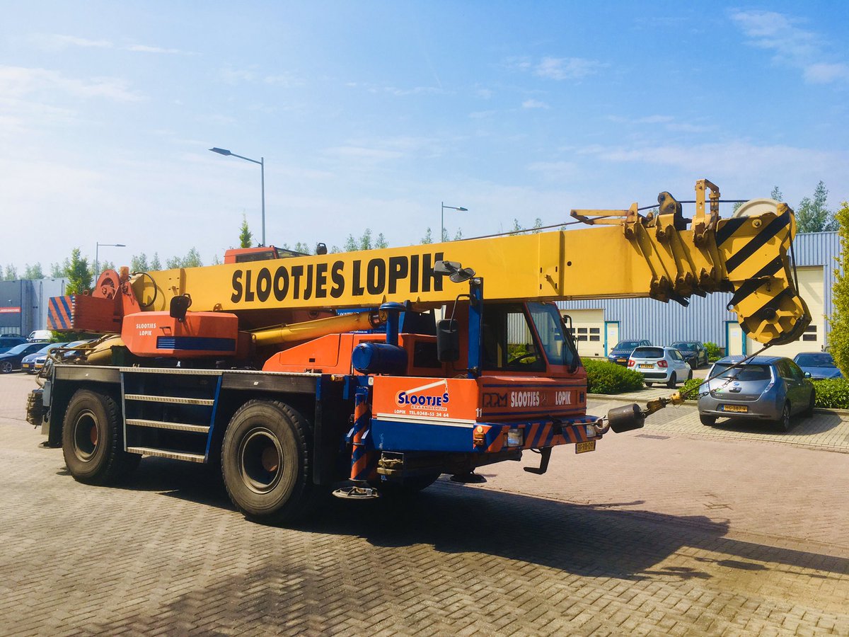 slootjeskranen's tweet photo. *** SLOOTJES LOPIK 20 JAAR ***

Wat 1-1-2000 begon met oa onderstaande kraan is uitgegroeid tot een bedrijf met 4 torenkranen, 6 telescoopkranen, 2 Manitex-kranen, 2 autolaadkranen en 4 mini-kranen.
Samen met onze mensen en opdrachtgevers staan we klaar voor de komende 20 jaar! https://t.co/Qe79xEHOZa