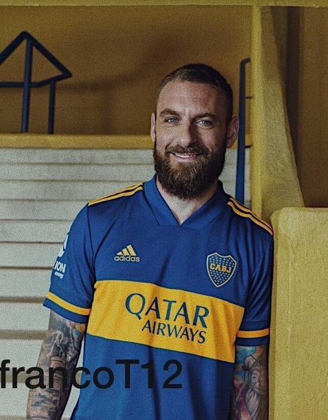 PoliticaEnRiver's tweet photo. -Dale, haceles una buena camiseta.
-Listo, mismo cuello, mismo diseño de tiras laterales, le cambio los colores y la franja, le cambio el color al adidas y le pongo el parche de camp...
-Pará boludo, tas loco? https://t.co/7B3SOsefKg