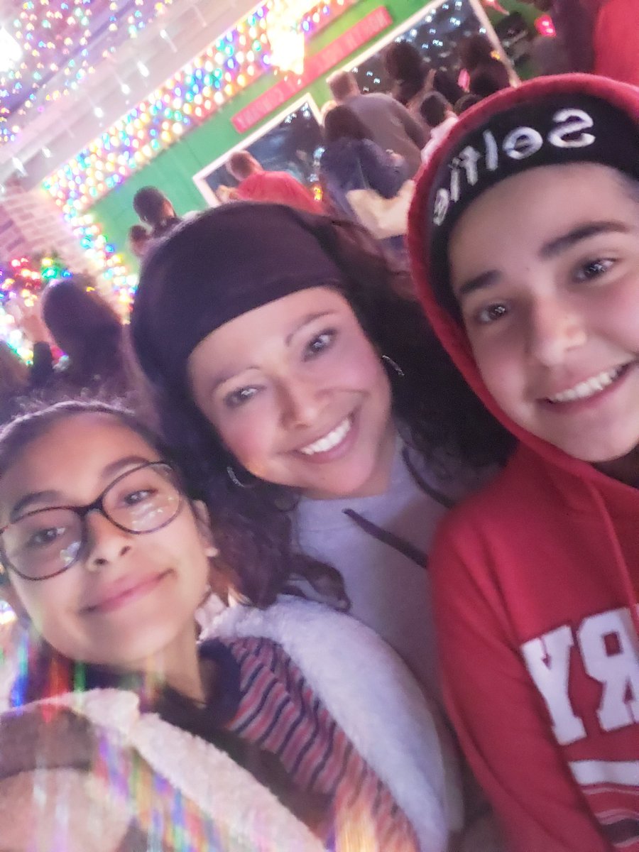 luzsotodimas's tweet photo. Visiting an amazing holiday light display in our community with my girls. #centralselfie @libraryprincess https://t.co/j2UxKyJUKc