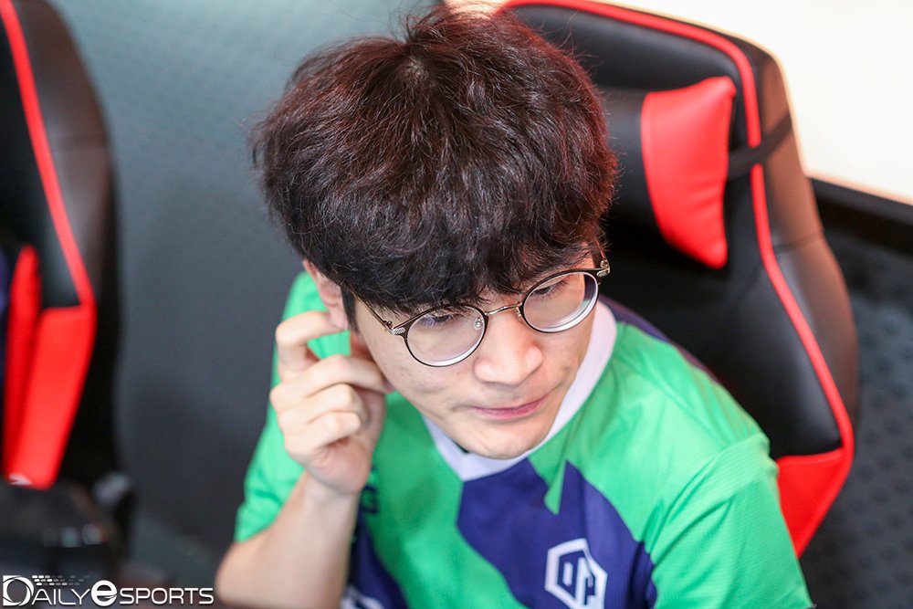 KocNine's tweet photo. When the camera approaches, he behaves awkwardly.
#PKL Phase2 #DG98 https://t.co/vKG13I2FD0