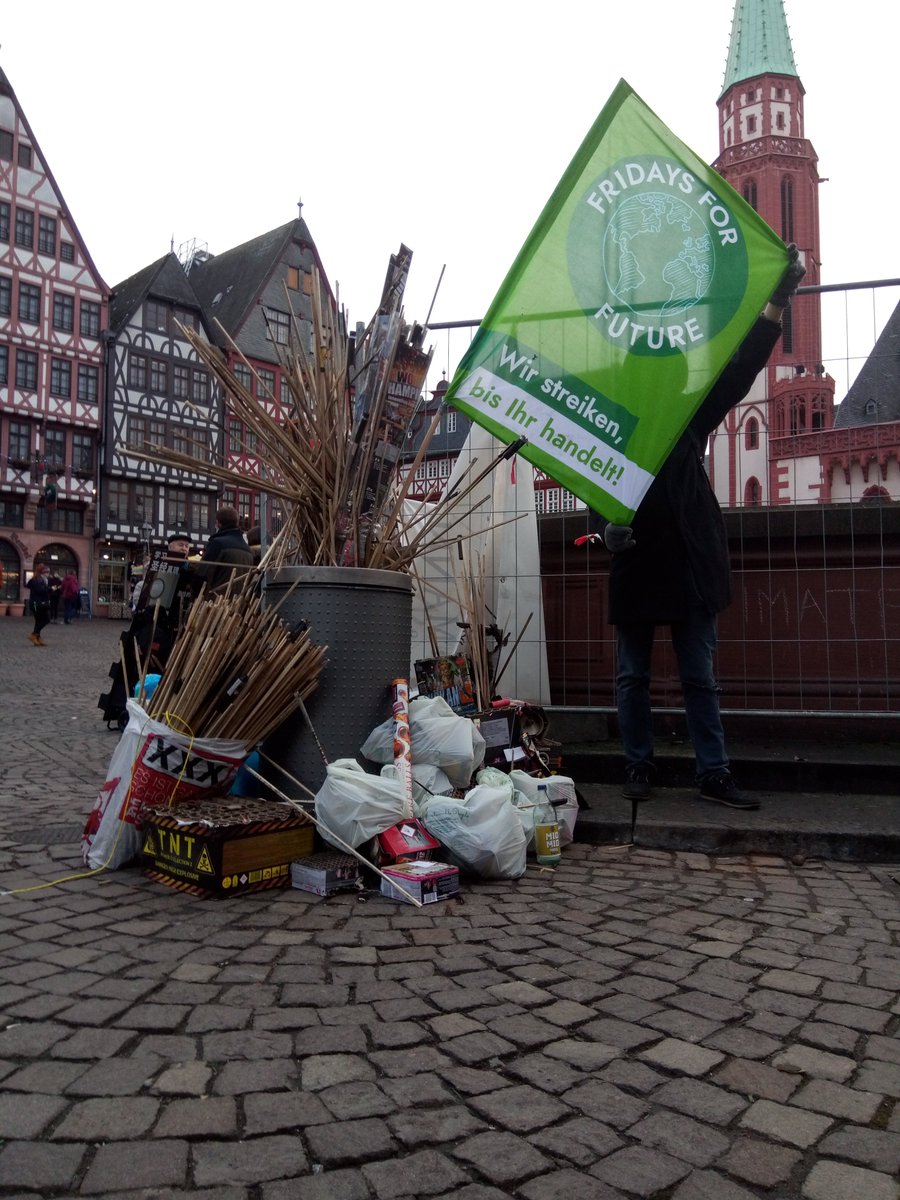 Heute waren wir fleißig und haben #Silvester Müll gesammelt, und vor dem Rathaus ausgelegt in Form einer Lunge. Nach der Demo haben wir ihn ordnungsgemäß beseitigt 😉. #FridaysForFurture #Frankfurt #Silvester2019 #Umweltsau #Boellerverbot #Boellerverbot #boeller #Boellerfrei