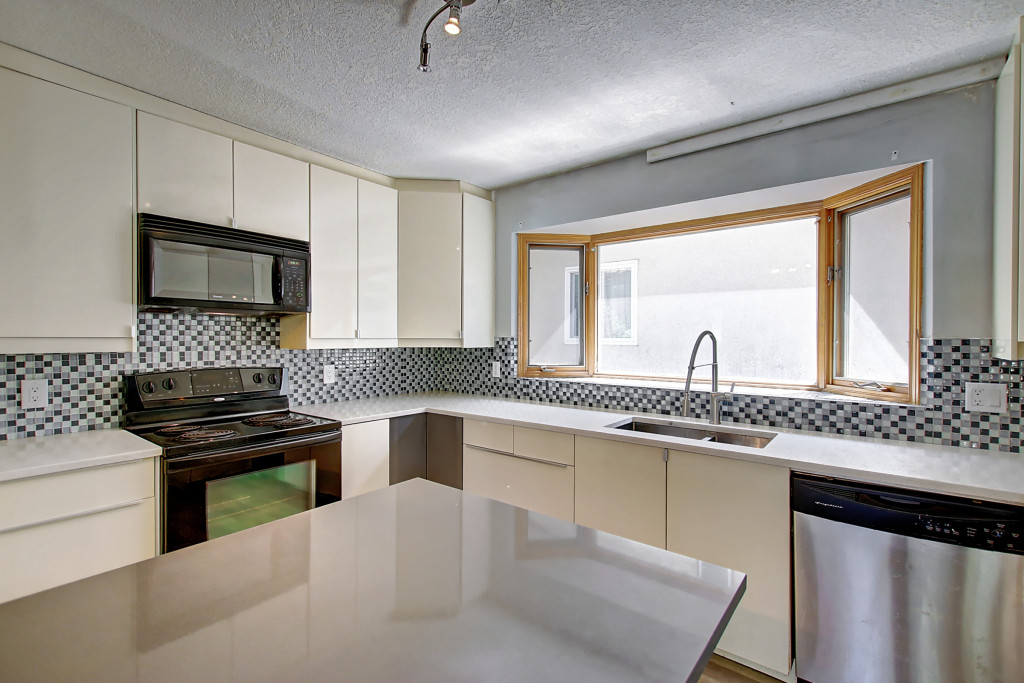 TeamPJ2019's tweet photo. FANTASTIC OPPORTUNITY for a Savvy Buyer or Investor looking for a GREAT PROPERTY. PRIME WIDE CORNER LOT w/ Oversized Double Garage. 

For more info: https://t.co/H45Eo9ZEdz

#CalgaryLiving #Investment #FixandFlip #Listing #FSBO #CalgaryHomesForSale #PropertyFinder #HouseHunting https://t.co/zEsrSUliEm