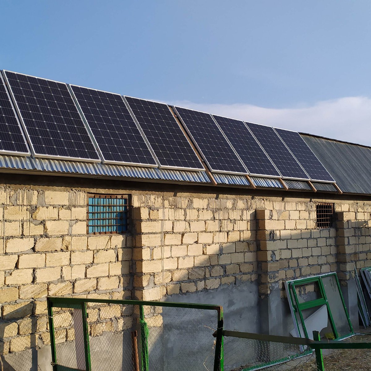 Swtech_Swtech's tweet image. Sizə yeni sistemimizi təklif edirik. Bu sistem vasitəsi ilə siz 20 ədəd led lampa, televizor, izləmə sistemi, soyuducu, su nasosu və sair avadanlığları qoşa bilərsiz. Sistem lazım olan anda generator vasitəsi ilə işləyə bilər