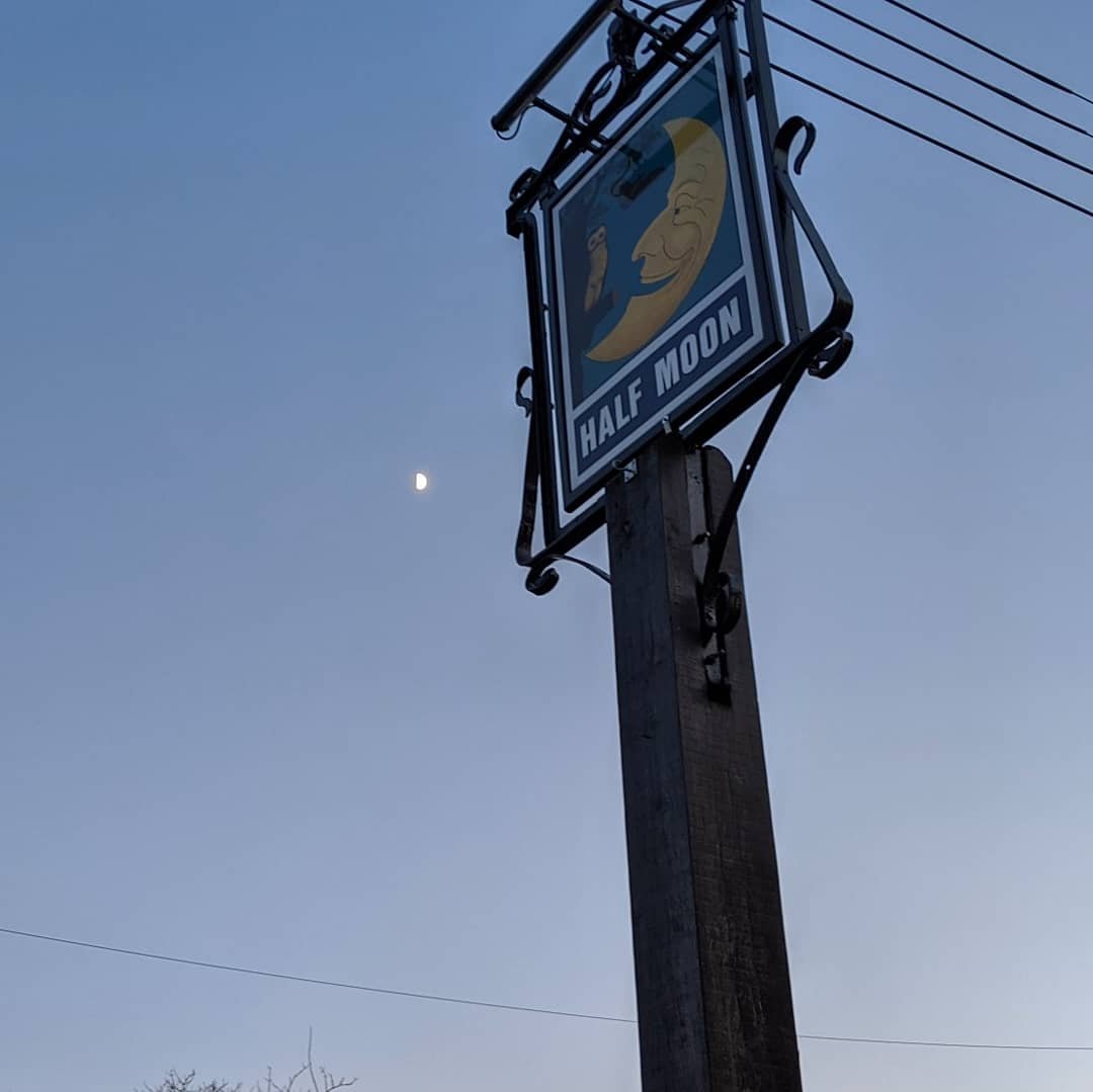 TWBHotel's tweet photo. Tonight's #moonphase 
The first quarter also known as the Half Moon.
The first Half Moon of the 2020's !

Pop in &amp; enjoy a bite to eat or a pint of @palmersbrewery #realale 

#palmerspub #halfmoon #firstquater https://t.co/QjLbKQIW2W
