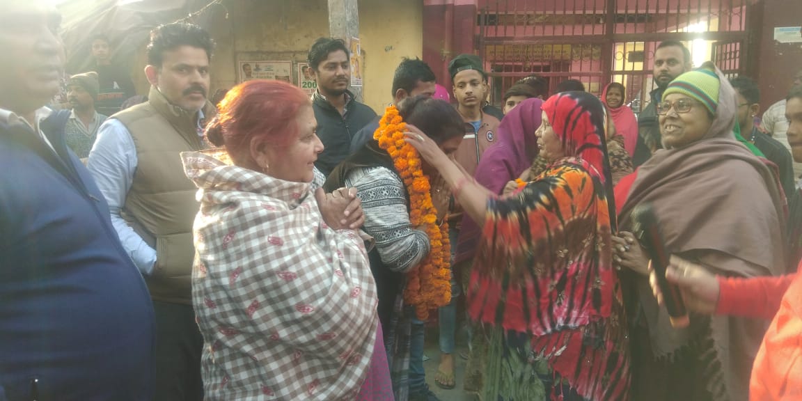 BaijnathMourya's tweet photo. #मंगोलपुरी_विधानसभा- दिल्ली- 110083
वार्ड-54 के #B_block में क्षेत्रीय विधायक @rakhibirla जी ने जनता के साथ मिलकर #RMC की गलियां बनाने के कार्य का व विधायक फंड द्वारा गलियों में लगवाए गए लोहे के सुरक्षा गेटों का शुभारंभ किया।
@ArvindKejriwal
@SanjayAzadSln
@AAPDelhi https://t.co/fs8wx9FnjN