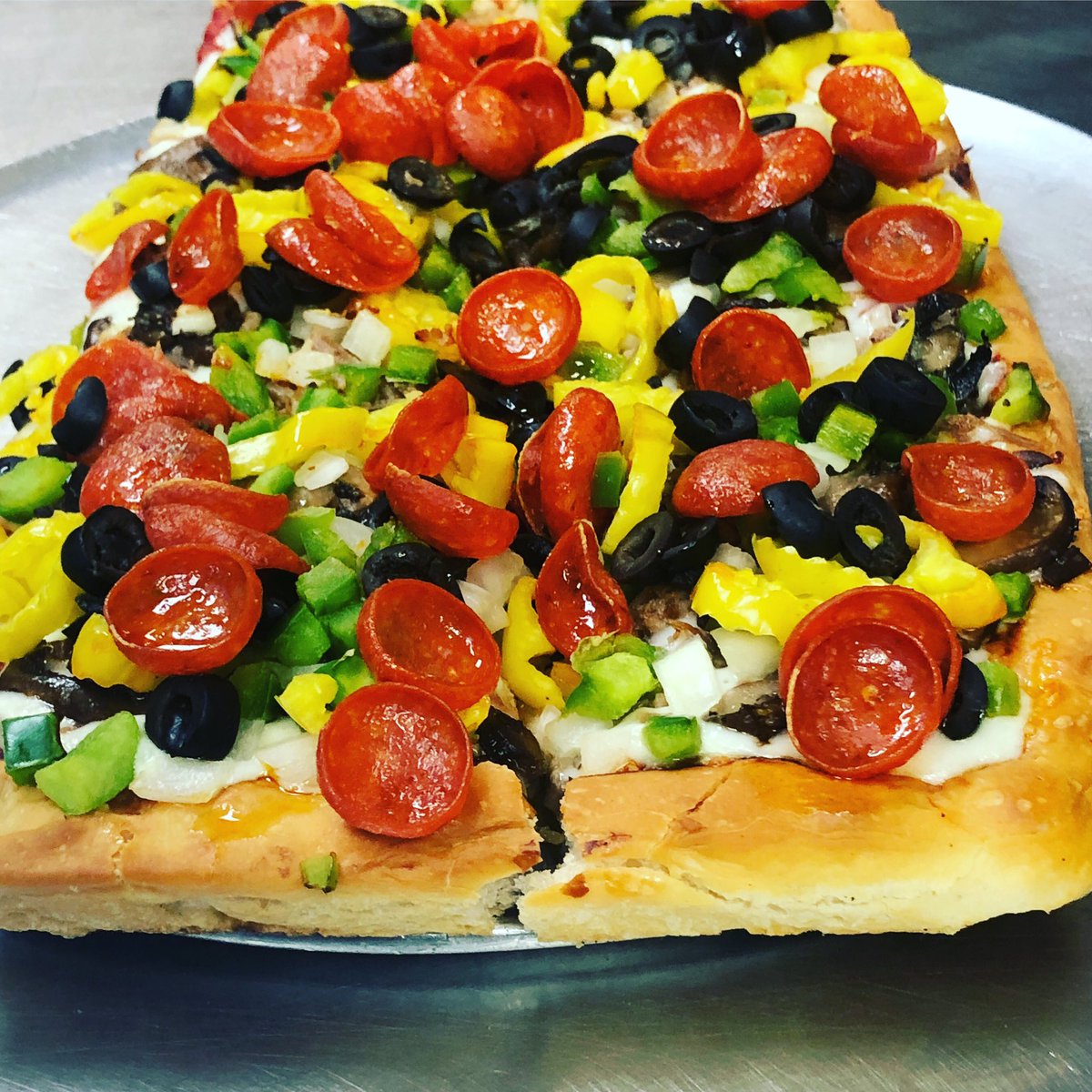 Deluxe toppings as far as the eye can see #theoriginalpizzaplace #pizzaplacepizza