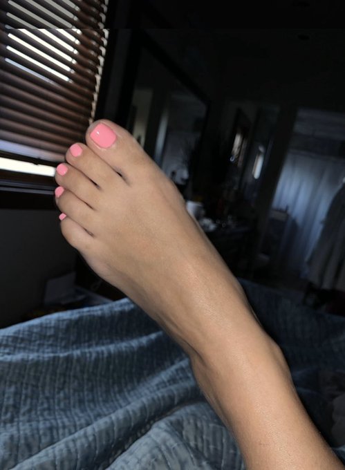 Where&rsquo;s the feet lovers at? 🤤 new videos on my https://t.co/etsEUzCPVy don&rsquo;t miss out. 👅💦 https://t.<a href="/tag/humpday"class="tags"><span>#humpday</span></a><a href="/tag/retweeetplease"class="tags"><span>#retweeetplease</span></a><a href="/tag/snapchatfun"class="tags"><span>#snapchatfun</span></a><a href="/tag/nsfwtw"class="tags"><span>#nsfwtw</span></a>