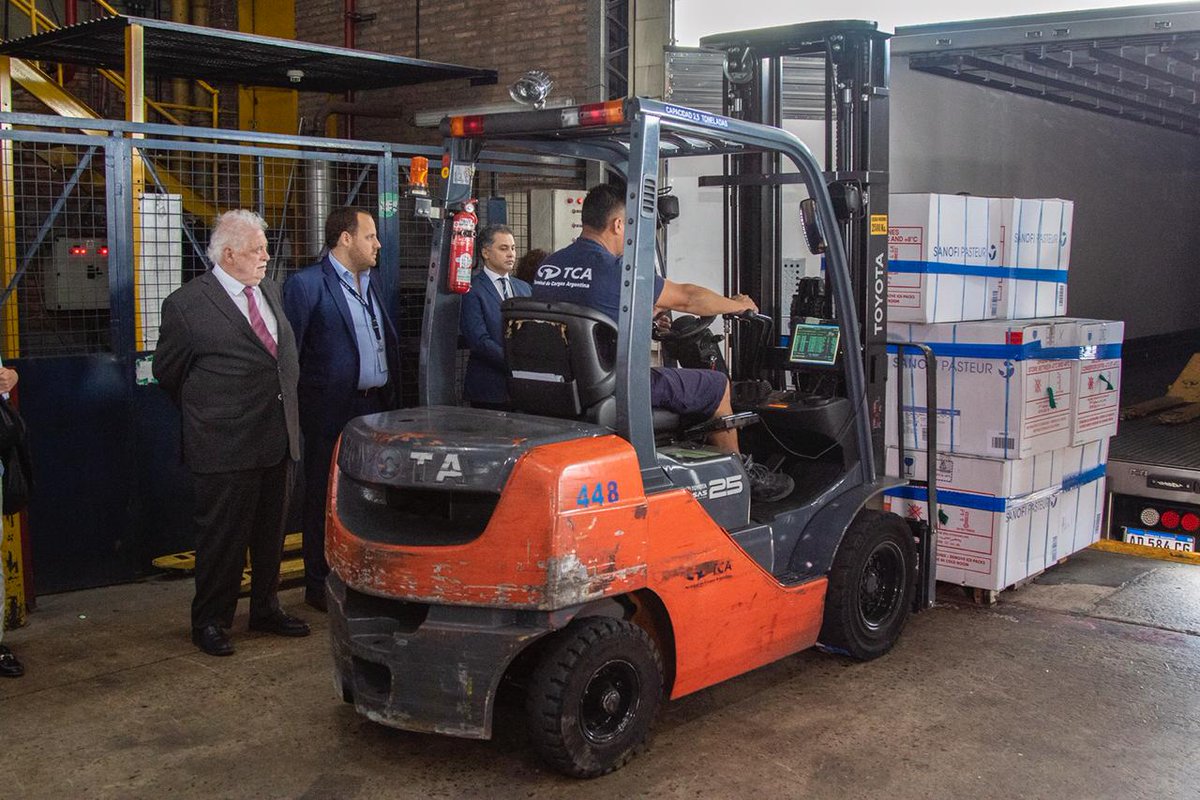 MinSalud_Ar's tweet photo. El ministro de salud @ginesggarcia participó del operativo por el que se liberarán más de 12 millones de dosis de vacunas que estaban en la Aduana.

+info: https://t.co/uPdU5I2VLq https://t.co/0Yn8FlMI7Y
