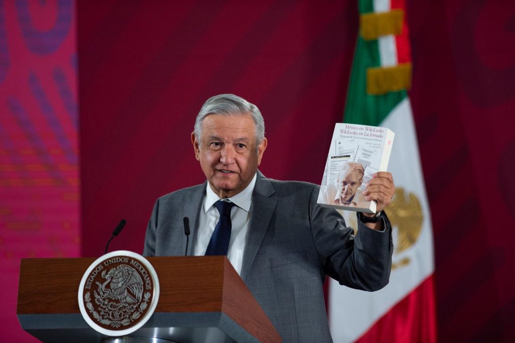GobiernoMX's tweet photo. La política exterior de México se guiará siempre por los principios consagrados en el Artículo 89 de la Constitución.

Abogaremos por la autodeterminación de los pueblos, la no intervención, la solución pacífica de controversias y la promoción de los derechos humanos. https://t.co/j94NFCrRb6