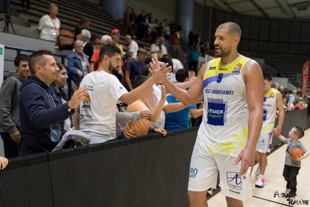 EABasket49's tweet photo. 🚑 Nous souhaitons un très bon rétablissement à Jason Jones qui sera absent des terrains pendant au moins deux mois suite à une fracture de fatigue. Notre poste 4 reste bien évidemment avec le groupe pendant sa rééducation. 💪

#GagnonsEnsemble #SportAngers 🏀 https://t.co/biMcKRfoJM