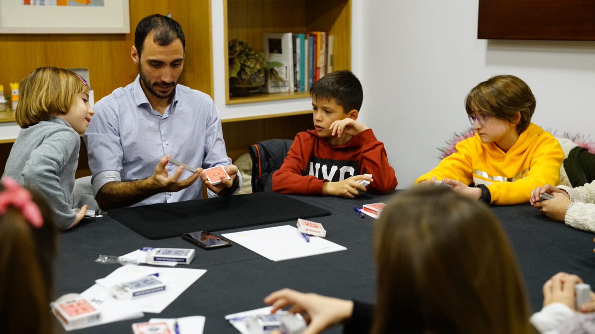 Cajasol's tweet photo. Día mágico en @Cajasol #CórdobaESP con Jaime Carrasco demostrando su destreza con las cartas y @TamaralJuan sorprendiendo a tod@s nuestr@s invitad@s con su espectáculo de #magia moderna #GozosFCajasol https://t.co/8nC32i2f2J