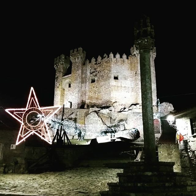 Berco_do_Mundo's tweet photo. A época festiva estende-se até Dia de Reis, como prova o castelo medieval de Penedono, no distrito de Viseu.

The holidays don't end until Kings Day, as we can see in the medieval castle of Penedono.

#obercodomundo #europe #penedono #p3top #instafollow #instablog #picofthed… https://t.co/CXKcaQNLg5