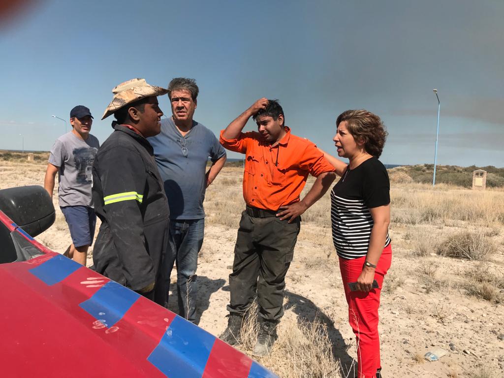 ArabelaCarreras's tweet photo. En Las Grutas acompañamos a los bomberos y al @Splif_RN que están realizando un gran trabajo para combatir el incendio. Estamos atentos y en permanente contacto con el Secretario de Protección Civil, Adrián Iribarren, para atender las necesidades de los rionegrinos. https://t.co/XuPuBnHwnU