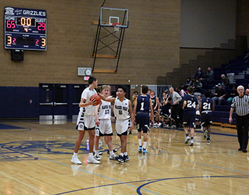 AllTheEdge's tweet photo. Photo Friday:

Junior varsity basketball players Austin Emmons, Gabe Christopherson, and Reggie Valmonte touch the ball after winning a home game against Cedar Park 65-29.

photo by: Isaiah Beck https://t.co/RR3geEb18a
