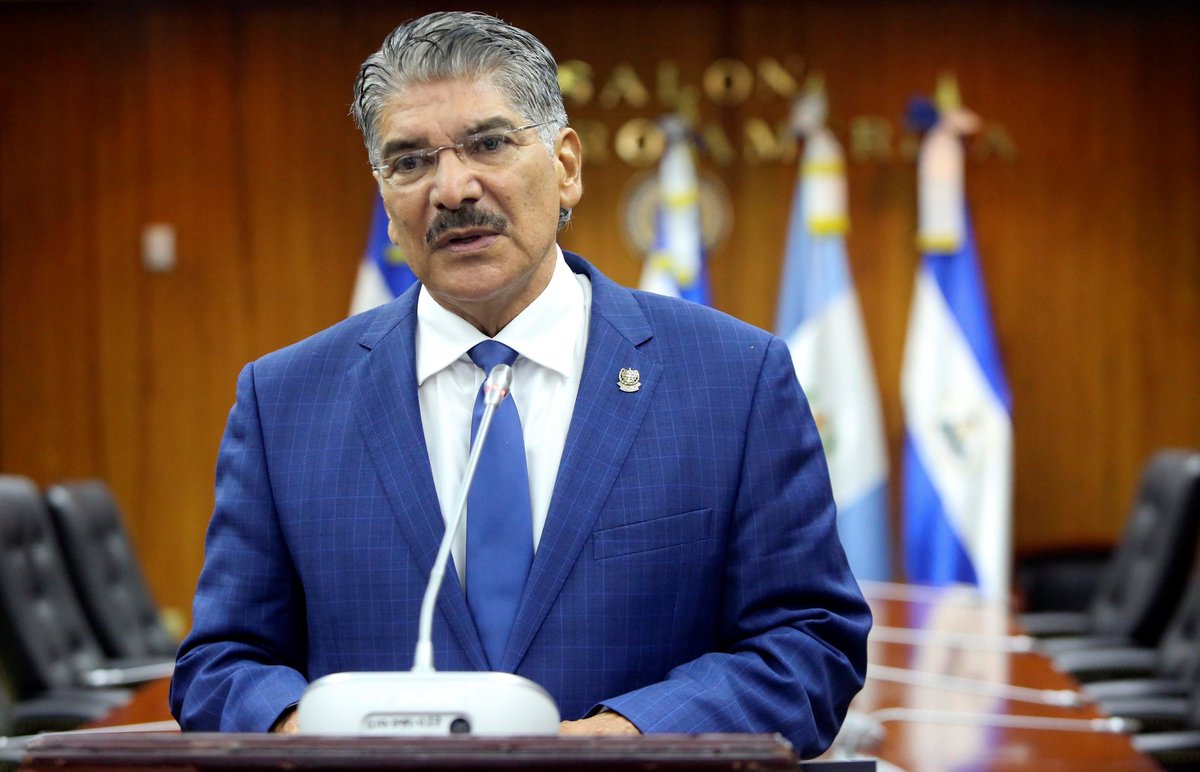 SpotlightSV's tweet photo. #FUSATE entregará un reconocimiento como “Salvadoreño ejemplar de Fusate” al diputado @norman_quijano.

El premio el próximo 23 de enero a Quijano por ser un buen ejemplo para los jóvenes. https://t.co/KeDMqWV86i