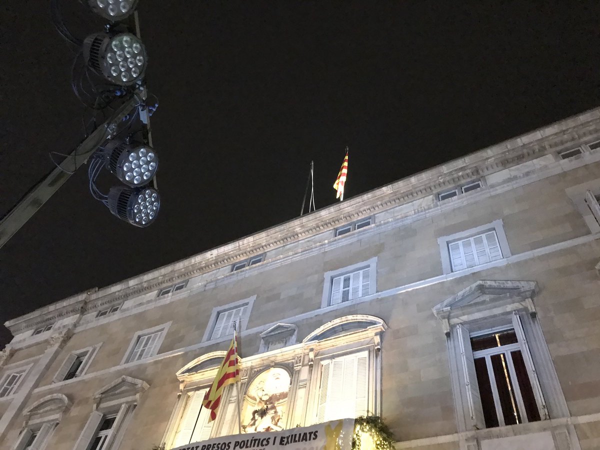 QuicoSalles's tweet photo. Arrien la bandera espanyola del Palau https://t.co/7FOyilGsi9
