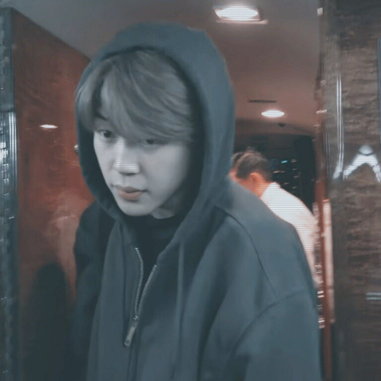 KingtanRM's tweet photo. Au Yoonmin|❌Don't touch me❌

Un dia Min YoonGi decide invitar a salir a su crush, Park Jimin el cual no tiene buena fama es "el chico raro pero bonito", pocos saben la verdad detras de el, la verdad de su aberración contacto físico, de su fobia. https://t.co/gYUvhjI3Hr