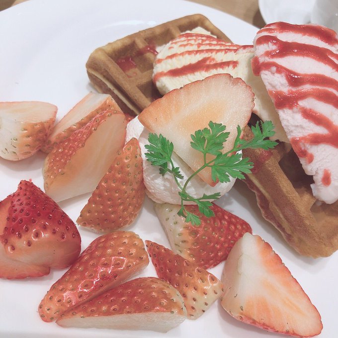 千疋屋でフルーツ摂取完了！！ 家族で食べに行ったの❤️ 次回はパフェ食べに行く予定だよ〜♫ んー！もう朝。お早う！ お正月も早起きは三文の徳っ🔥だねぃ https://t.co/dtEqpdG8lP<a href="/tag/%E3%82%B8%E3%83%A3%E3%82%B9%E3%83%9F%E3%83%B3%E6%92%AE%E5%BD%B1%E4%BC%9A"class="tags"><span>#ジャスミン撮影会</span></a>