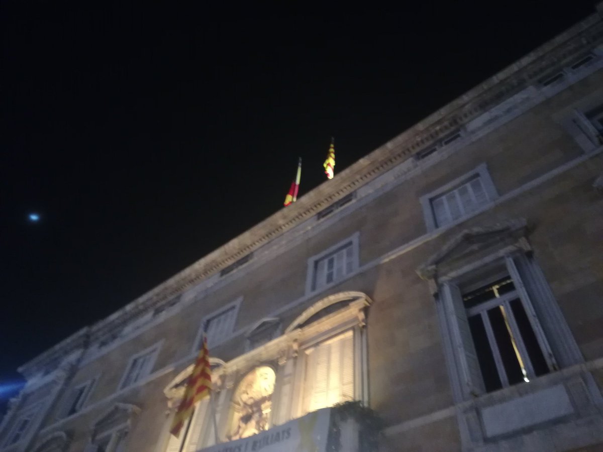 La República va durar 8 segons i el Palau sense bandera espanyola 13 minuts
