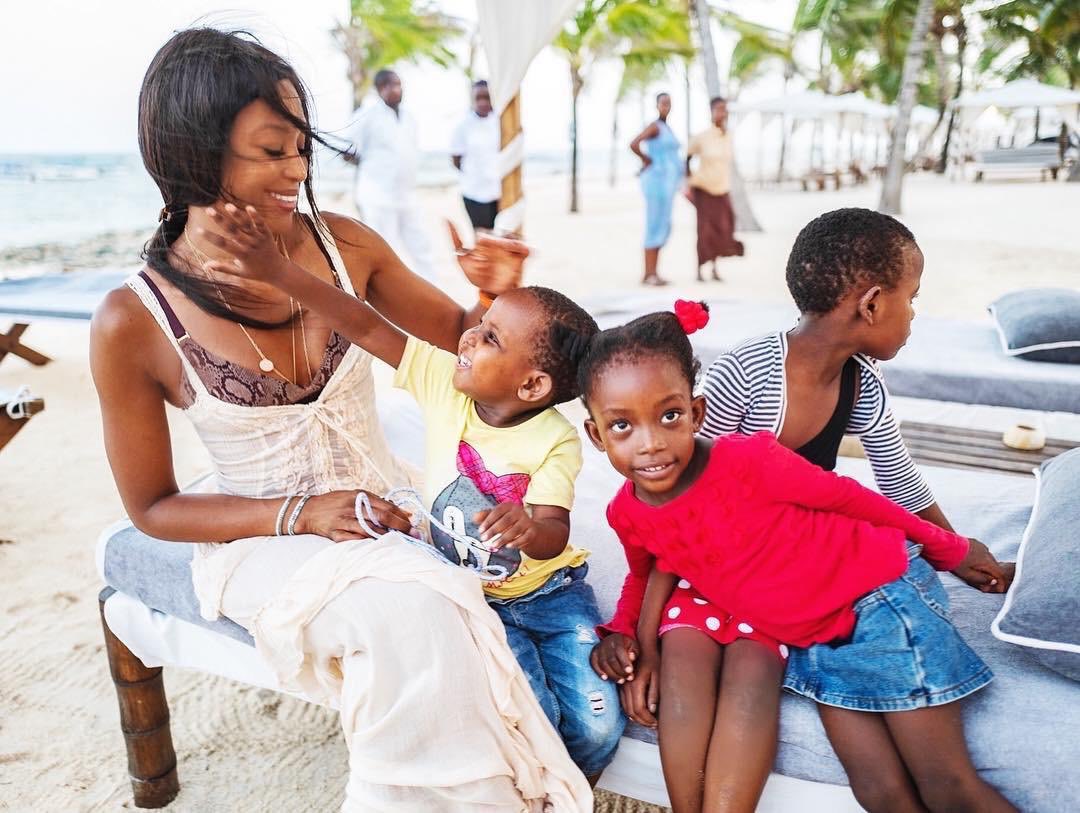 NaomiCampbell's tweet image. #FlashbackFriday 🇰🇪 In Kenya for the holidays last year, with my angels of the rising sun 🌞❤️ #NAOMIAFRICA