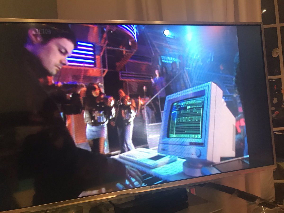 milenacooper13's tweet photo. Watching #topofthepops 1989, a year my country freed itself from #Communism. What a year for music and Eastern Bloc. Thank you #bbc4 https://t.co/KzxjYezE40