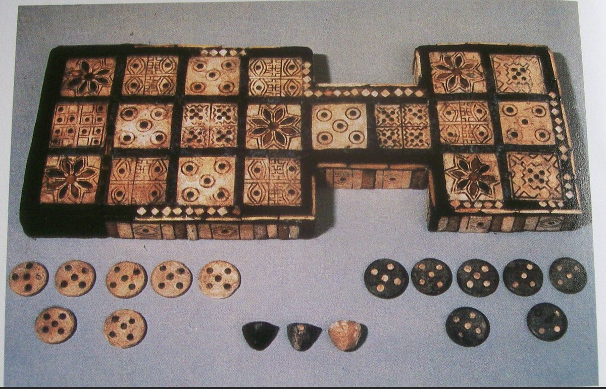 “لعبة أور الملكية” اقدم لعبة لوحية تعود لسنة 2600 ق.م. تم العثور عليهم داخل مقبرة اور الملكية في العراق. 
S7w