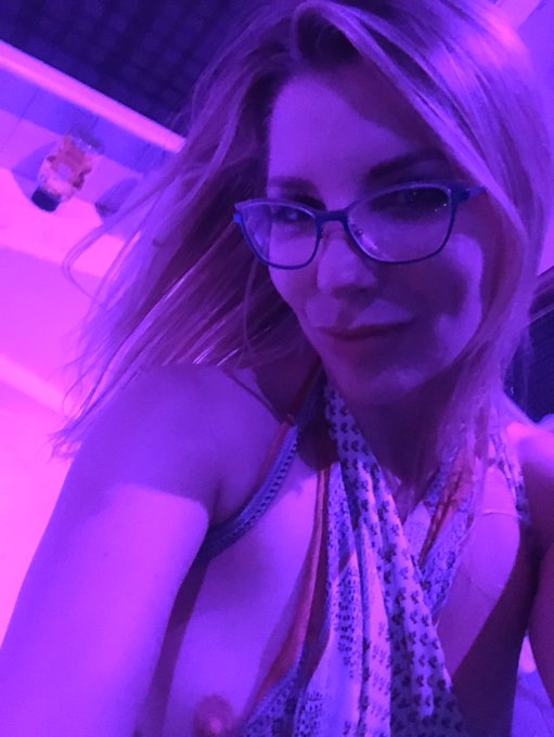 Wanna take a bath with me? 

https://t.co/Dn2utIJeT2 https://t.co/6HZwBFac2y