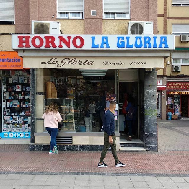 A veces, detrás de una panadería de barrio, se encuentran auténticos tesoros 👑
⠀⠀
Si vas durante estos días, es un lugar fácil de encontrar, ¡tiene un montón de cola! La culpa es de su receta familiar del Roscón de Reyes, que desde 1963 vuelve loca a… ift.tt/2Qm3sq7