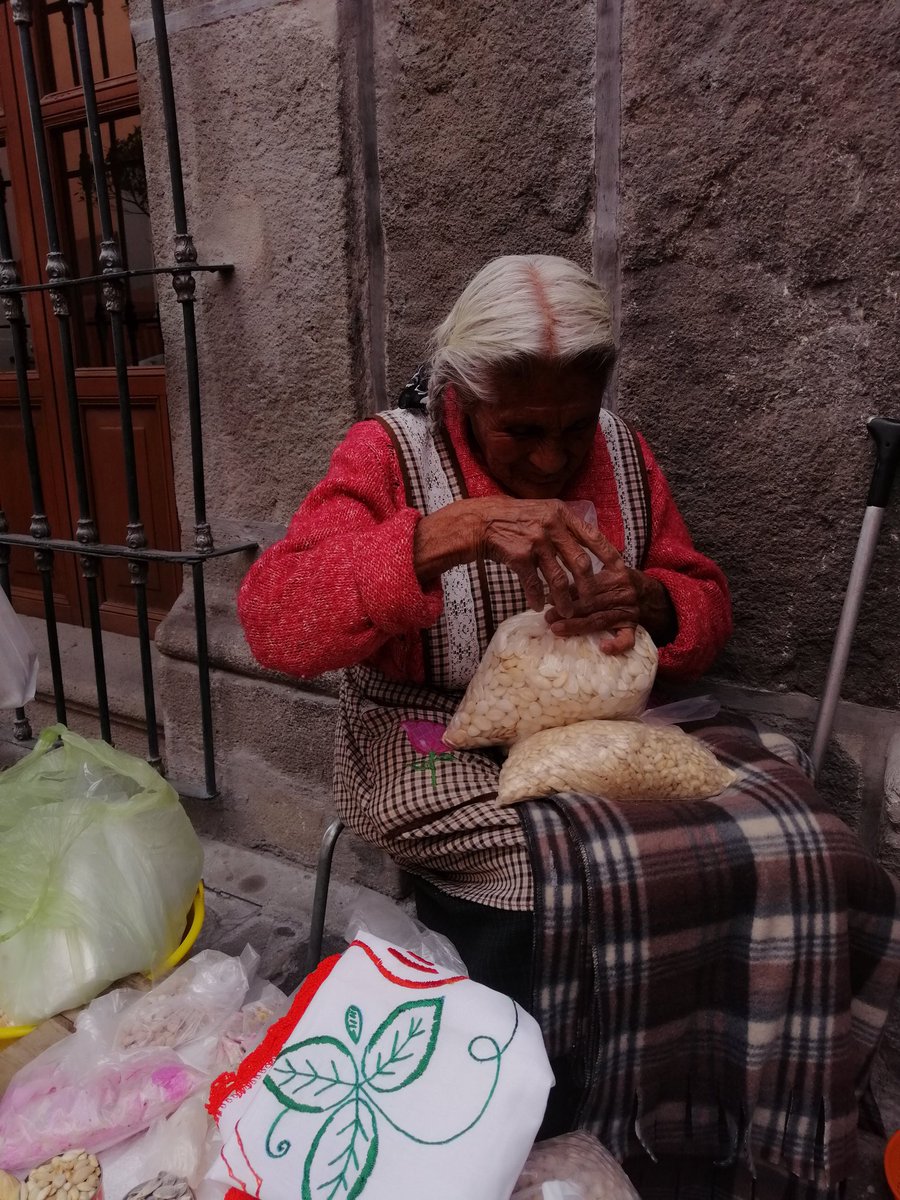 VelmarJudith's tweet photo. La Sra Josefa Hernández Escalante Calle 6 Pte y 2 Norte, Centro de Puebla; vende bordados y semillas ganando dignamente su dinero.
No ha recibido su tarjeta de ayuda #Bienestar. Ayudémosla con el trámite. Esto es ganar dignamente su dinero.@lopezobrador_  @RicardoMonrealA https://t.co/Jup88bKutP