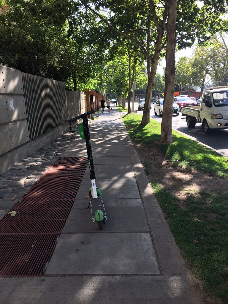 Al medio de la vereda...al fondo otra en la misma condiciones. No solo circulan a toda velocidad y ponen en peligro a los peatones, también estacionan sin ningún criterio y con cero empatía por adultos mayores, niños y discapacitados. <a href="/Muni_LasCondes/">Las Condes</a> <a href="/LavinJoaquin/">Joaquín Lavín</a> <a href="/LimeChile/">Lime Chile</a>