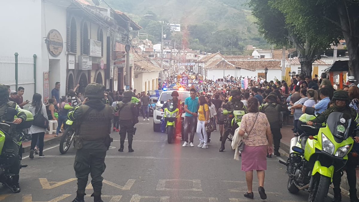 #AEstaHora acompañamos el desfile de carrozas y garantizamos el cierre de vías para que los ocañeros disfruten del espectáculo. #CarnavalesSeguros #Línea123 #Denuncie