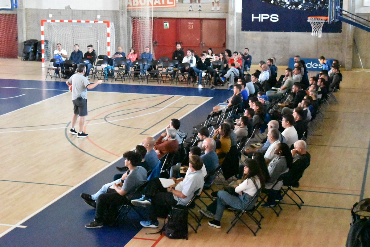 FIBGranCanaria's tweet photo. 🔝 Se celebró esta tarde en el Pabellón de La Vega de San José el I Clínic de Entrenadores organizado por el @GranCanariaCB con la colaboración de @FIBGranCanaria, @FCBaloncesto y @GranCanariaCab.

👨🏻‍🏫 Fotis Katsikaris
👨🏻‍🏫 Víctor García
👨🏻‍🏫 Agustí Julbe

👏🏻 ¡Enhorabuena a todos! https://t.co/utx81yEc2D