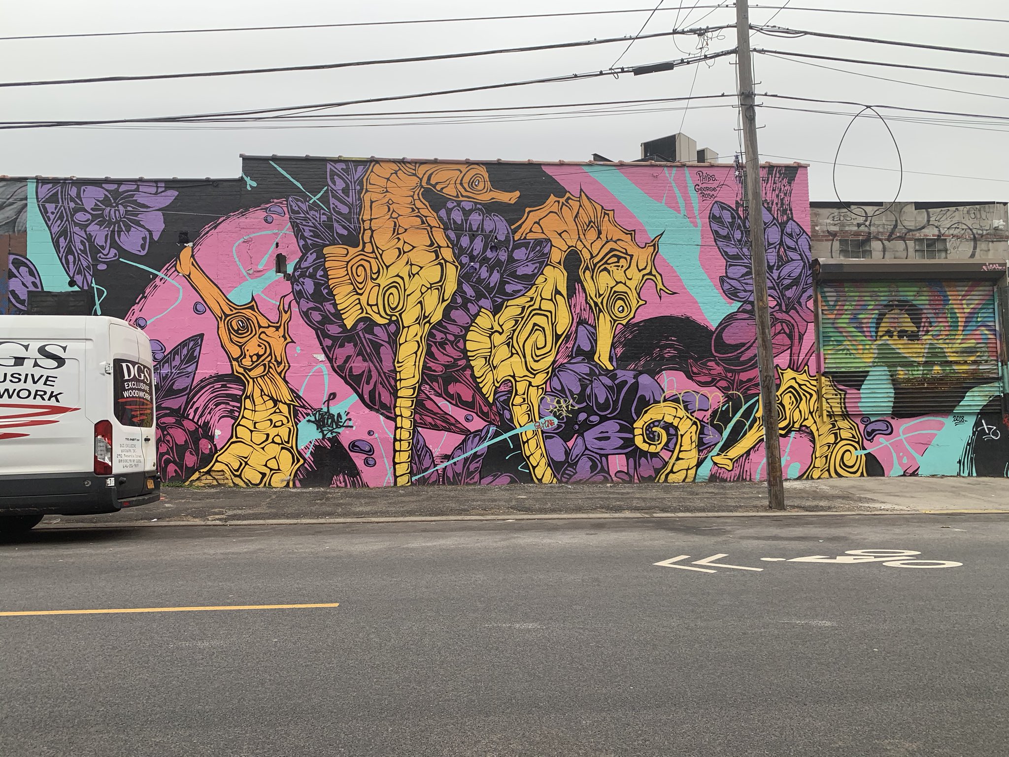 安野貴博 ブルックリンのグラフィティアートだらけの地区で 現役アーティストのグラフィティアートの描き方 講座を受けてきた Airbnbを利用 スプレーは1 壁との距離と2 動かすスピードで描き方をコントロールするので思い通りの線を描くのが難しかった 安野貴博 ブルックリンのグラフィティアートだらけの地区で 現役アーティストのグラフィティアートの描き方 講座を受けてきた Airbnbを利用 スプレーは1 壁との距離と2 動かすスピードで描き方をコントロールするので思い通りの線を描くのが難しかった