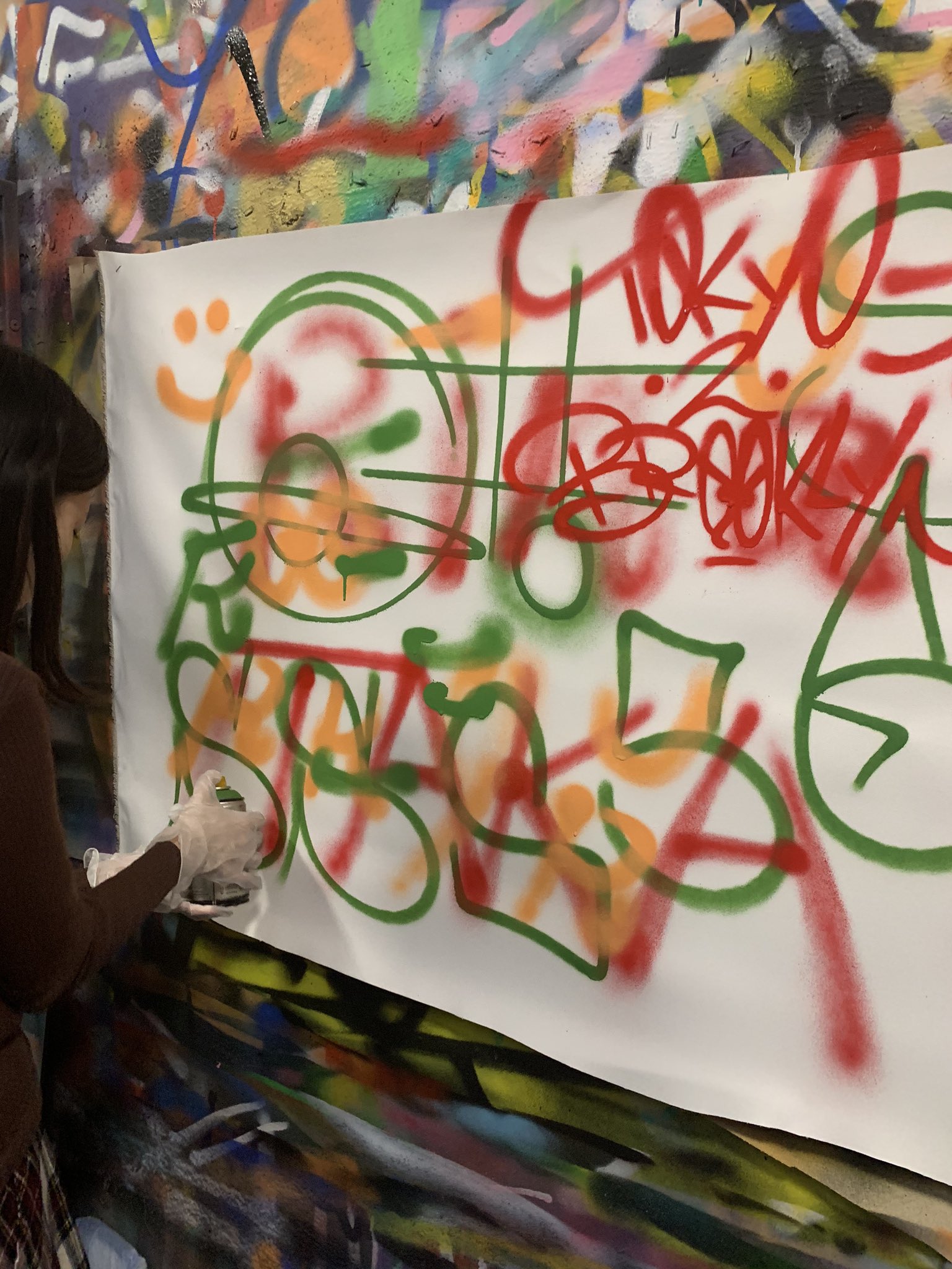 安野貴博 ブルックリンのグラフィティアートだらけの地区で 現役アーティストのグラフィティアートの描き方 講座を受けてきた Airbnbを利用 スプレーは1 壁との距離と2 動かすスピードで描き方をコントロールするので思い通りの線を描くのが難しかった