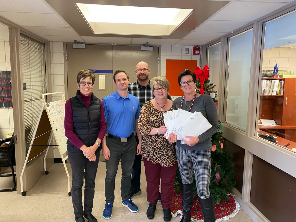 sasktelpioneers's tweet photo. #BridgeCity #SaskTelPioneers, along with the The Business Sales Directors, Operations Directors, Greg Meister &amp; David Ekstrand, make a donation of $3000.00 to Westmount School!  
@WestmountSchool
#makingadifferenceincommunity https://t.co/gnRWocof4P
