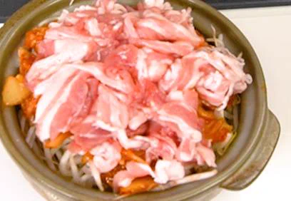 シンプルにうまい。「無水キムチ鍋」酒の旨みと野菜の水分だけで仕上げる。