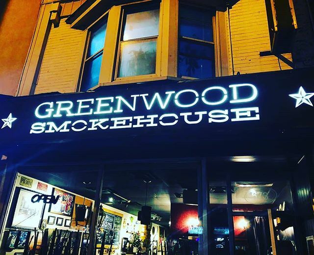 Our sign is finally fixed, shine bright like a diamond 😉♦️ #signsfinallyfixed #twentytwenty #the6ix  #smokedbbq #papeanddanforth #seeyouatthesmokehouse
⭐_________________________⭐
@greenwoodsmokehousebbq (via Instagram ift.tt/2MQ3HaM)
