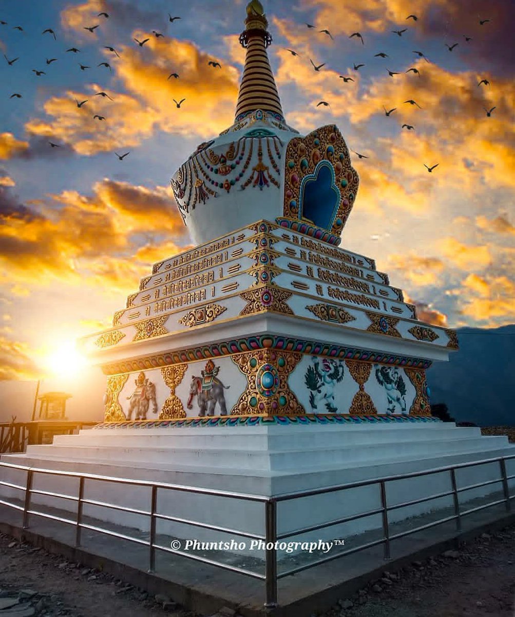 teamtravel02's tweet photo. Takshindu La,a beautiful village on the way to Dudhkunda where sun sets at the perfect hour,amends the surrounding asif it turns into gold&amp;make your soul glow.VisitNepal2020 to find real tasteof nature.#naturallyblessed #wonderersland #visitnepal2020 #Dudhkunda #goldenhour #peace https://t.co/9RI1mxii1g