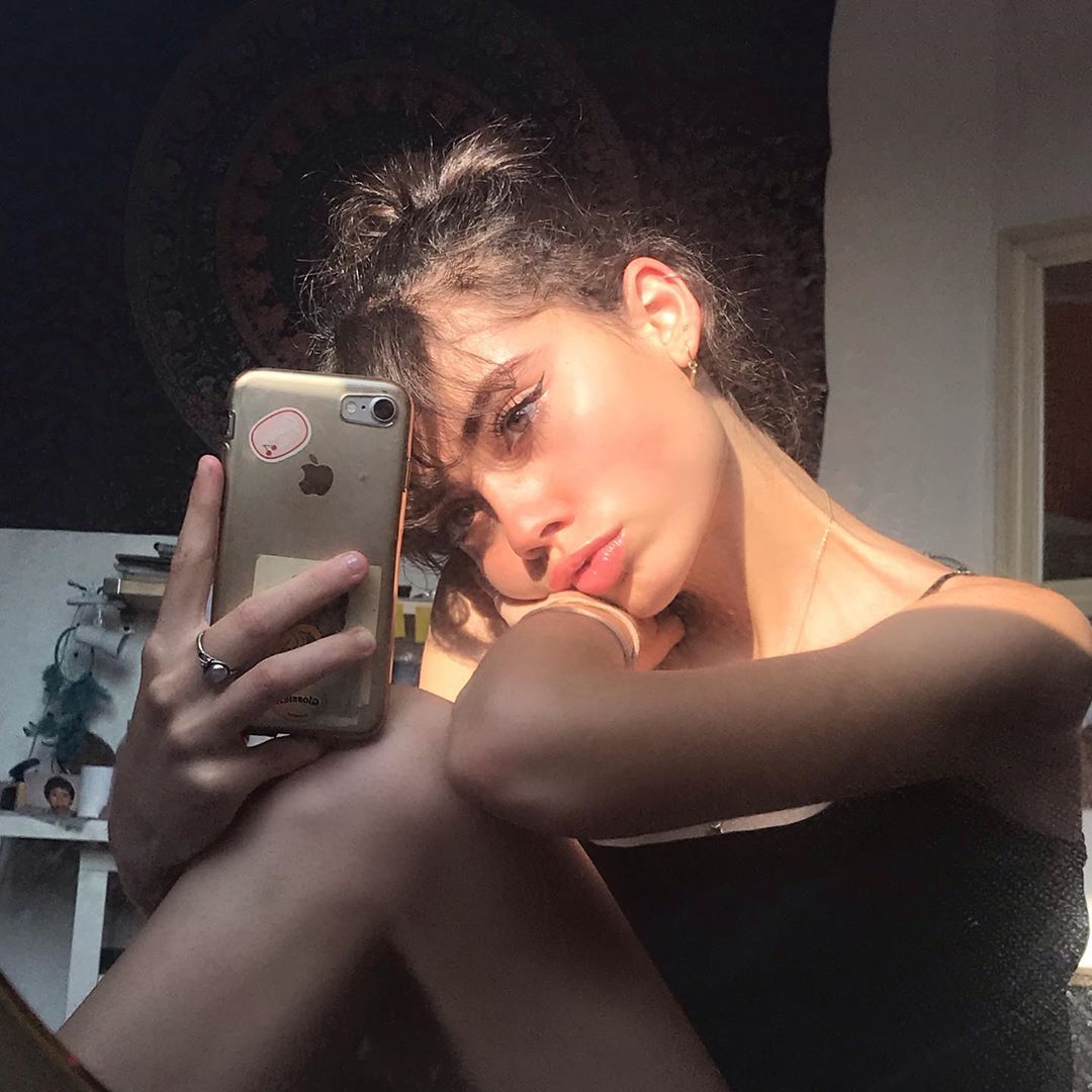 "Przechodzą mnie dreszcze za każdym razem, kiedy wyobraźnię opieram o twój pocałunek."