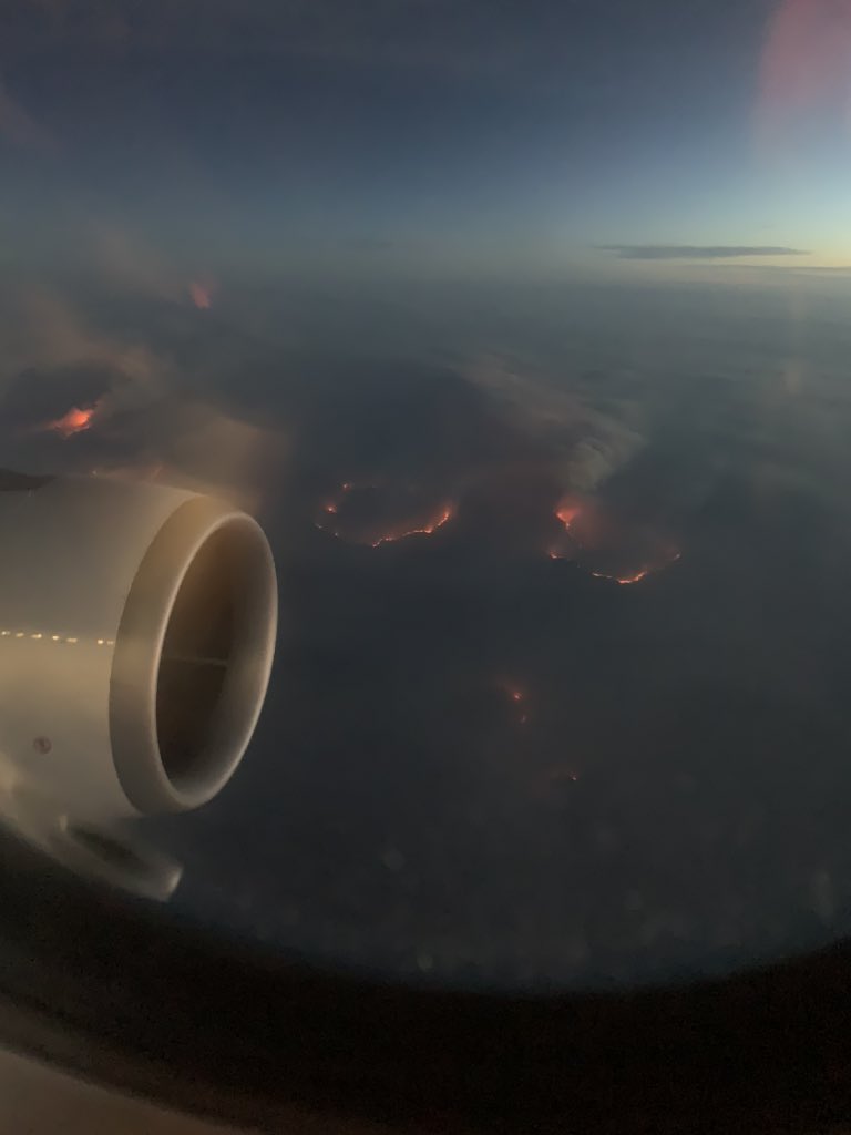 julzfiji's tweet photo. Our view flying into Melbourne lastnight. This view probably lasted for a good 10mins before it was covered with smoke . It really hit me lastnight after seeing this 😓 https://t.co/iCFZBIvSf9