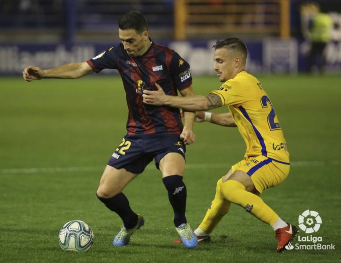FootEnEspagne's tweet photo. Extremadura 0 Alcorcón 0. Contre vent et marée, Extremadura parvient à arracher un match nul malgré être réduit à 10 depuis la 54ème minute. Les alfareros restent sur 6 rencontres sans s'imposer. #LigaFr #LigaSamrtBank https://t.co/ipp6Knfhao