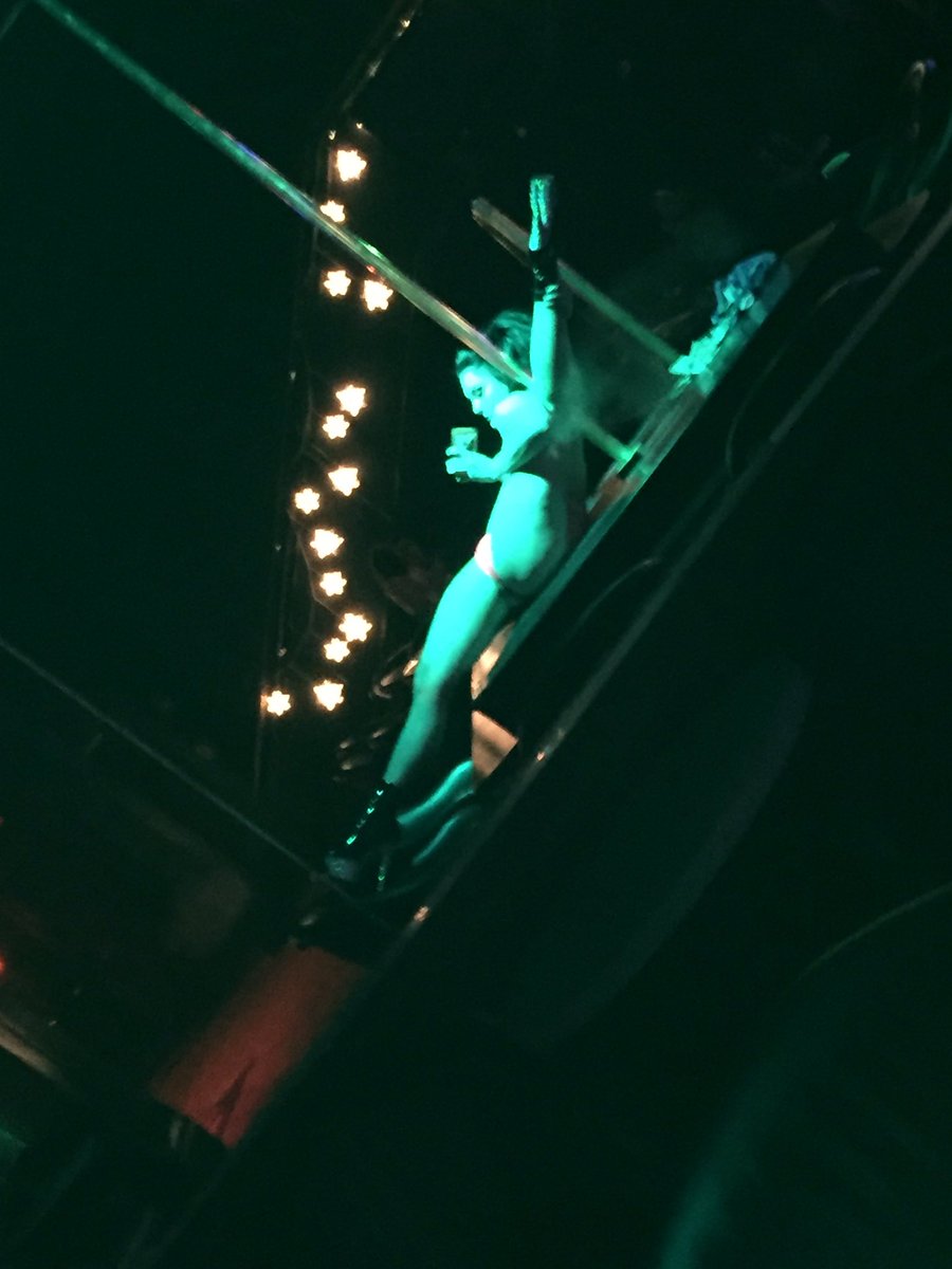 alienluxxx's tweet photo. Flexible 😍❤️ #dancer #stripper #portlandmaine #alienbabe #ptsshowclub #followme https://t.co/k9gMscWZgP